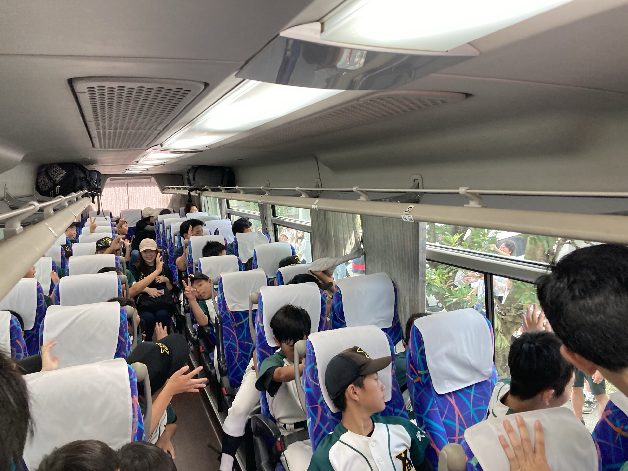 写真：夏合宿、行きのバス車内