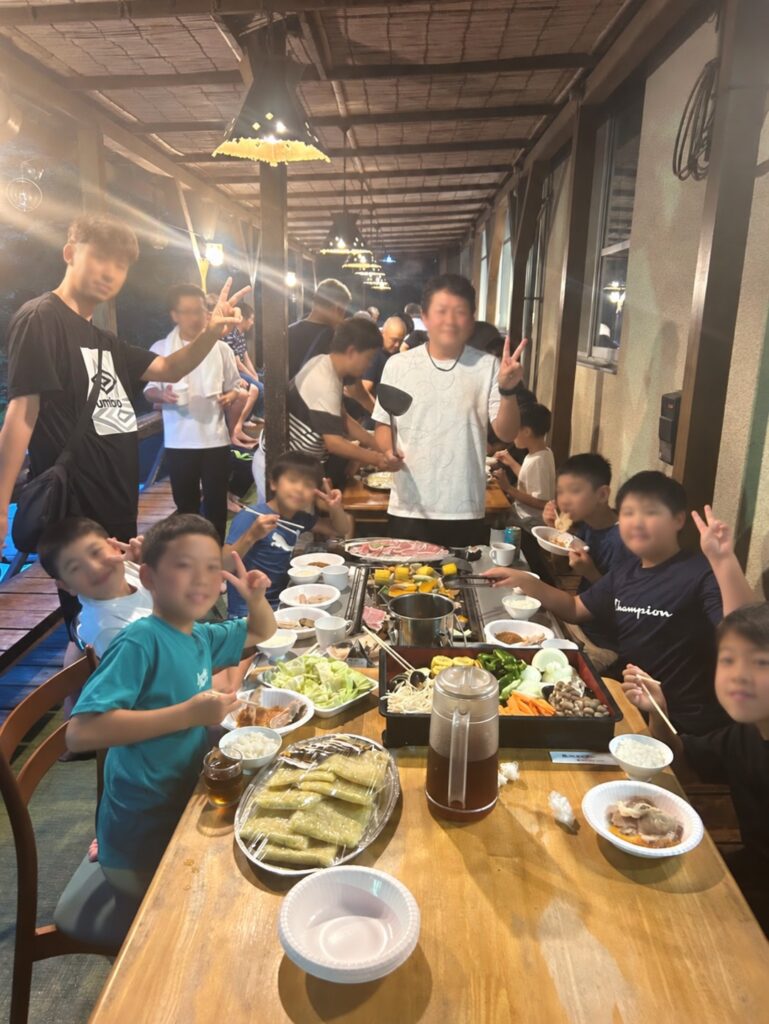 夏合宿1日目の夜、みんなで食卓を囲んだBBQ
