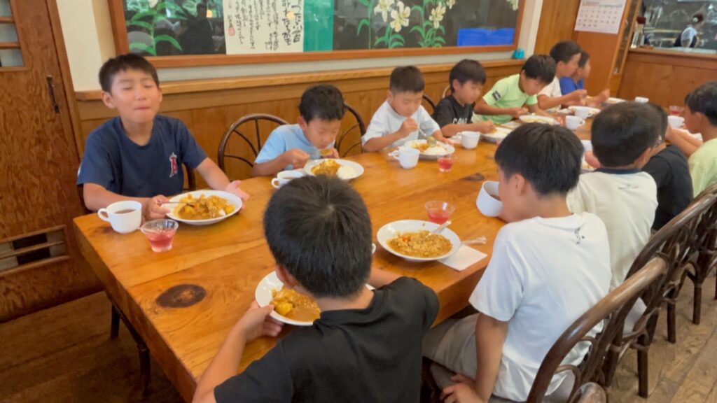 夏合宿最終日、養沢カレーをみんなで楽しむ選手たち