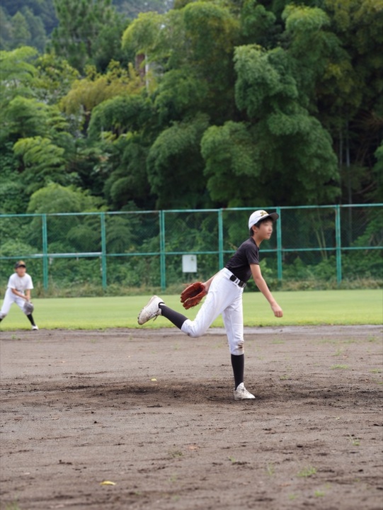 夏合宿2日目、グラウンドで投球する選手