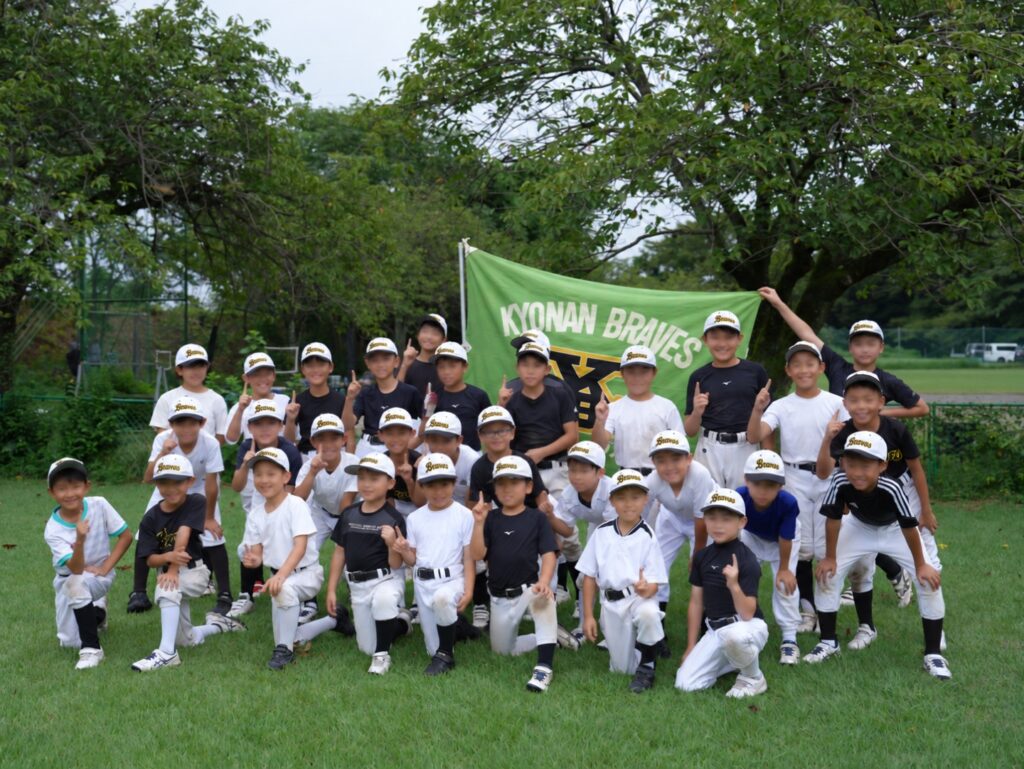 チーム旗を囲んで撮影した夏合宿2日目の集合写真