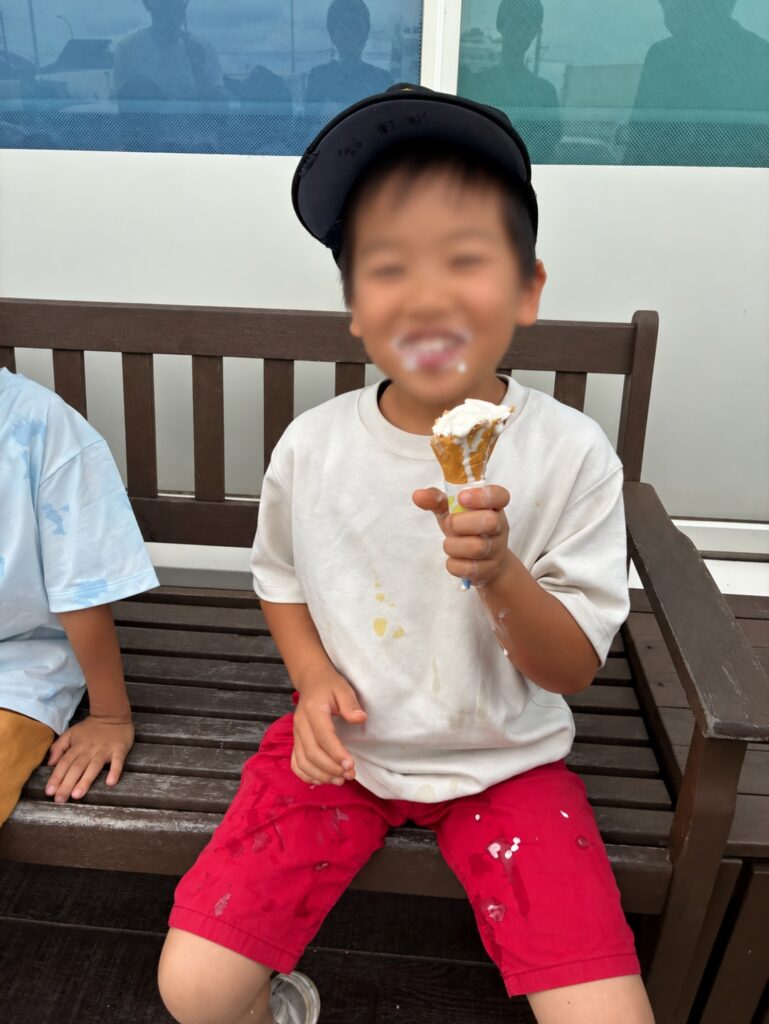口元にソフトクリームをつけて笑顔を見せる選手