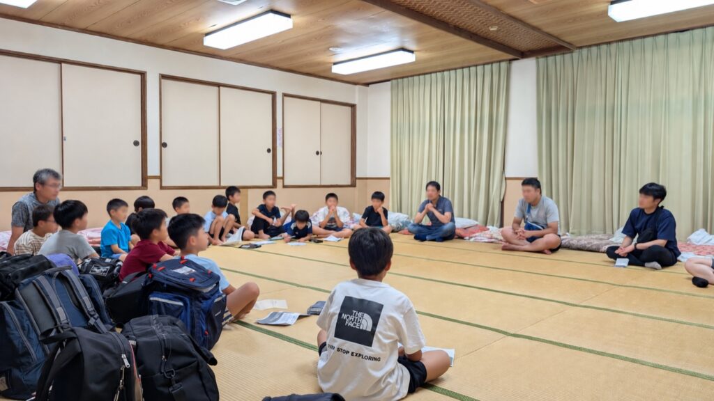 宿舎で選手と指導者が輪になって行った夜のミーティング