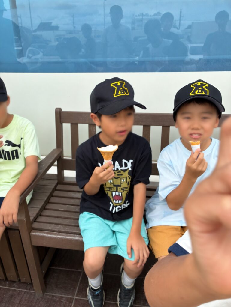 隣同士でソフトクリームを食べる選手たち