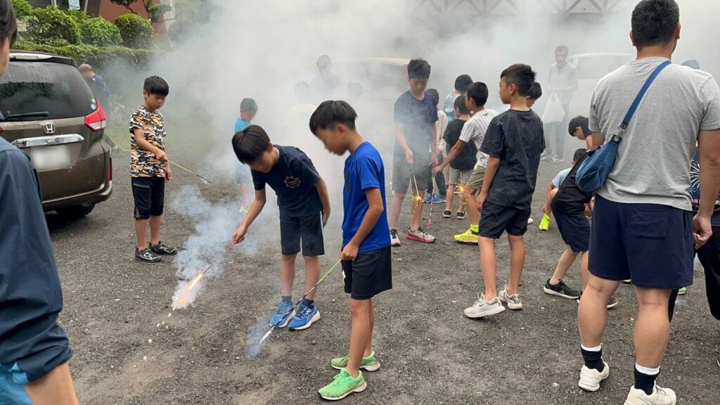 夏合宿最終日の朝、みんなで手持ち花火を楽しむ様子