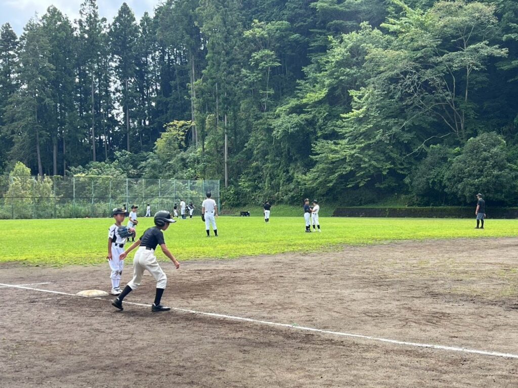 戸倉運動場で走塁や守備の練習に取り組む選手たち