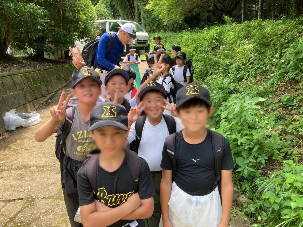 仲間と並んで笑顔やピースを見せる選手たち